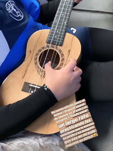 Francisco Rivera Bueno tocando el ukelele | Foto: Instagram
