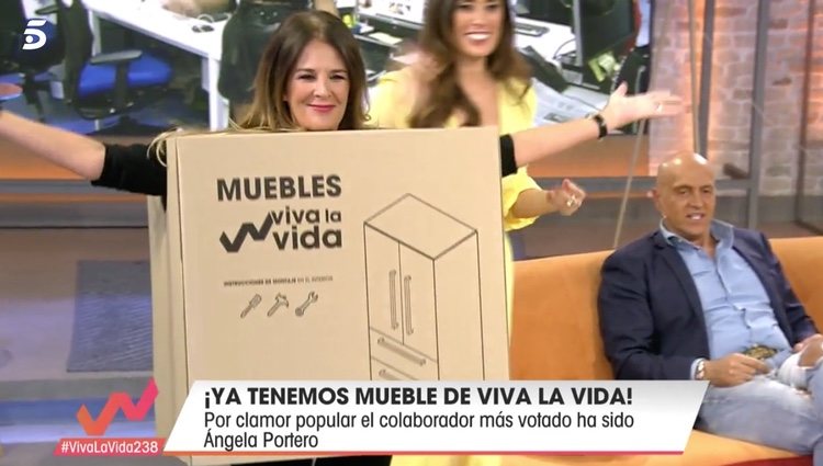 Ángela Portero convertida en mueble de 'Viva la vida' | Foto: telecinco.es