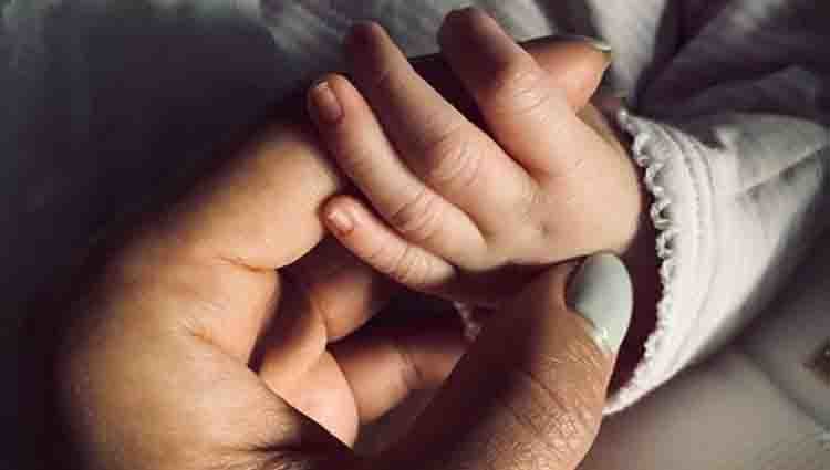 Shay Mitchell con su bebé | vía: Instagram