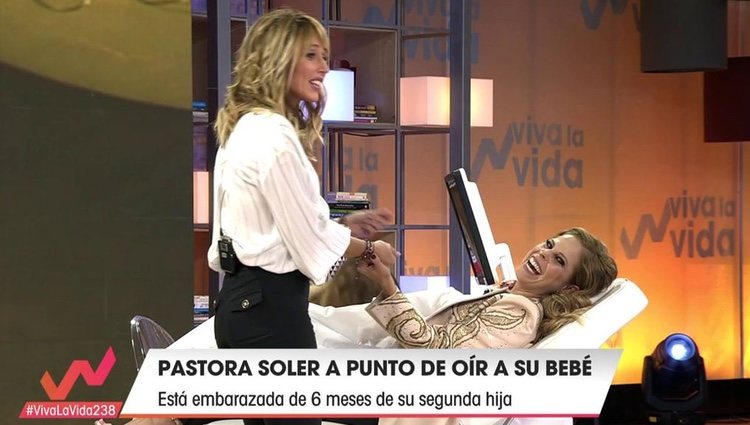 Emma García con Pastora Soler en 'Viva la Vida'/ Foto: telecinco.es