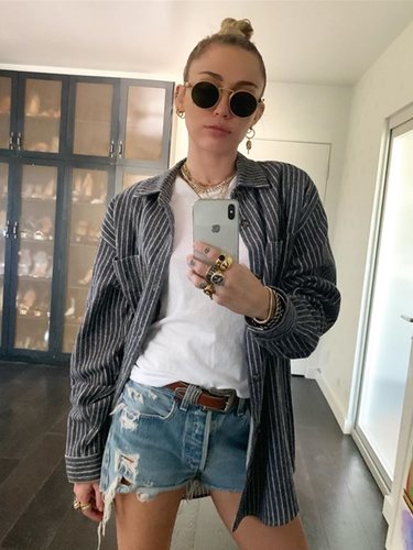 Miley Cyrus fotografiándose frente al espejo | Instagram
