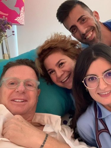 Jorge Cadaval fotografiándose con el personal del hospital | Instagram