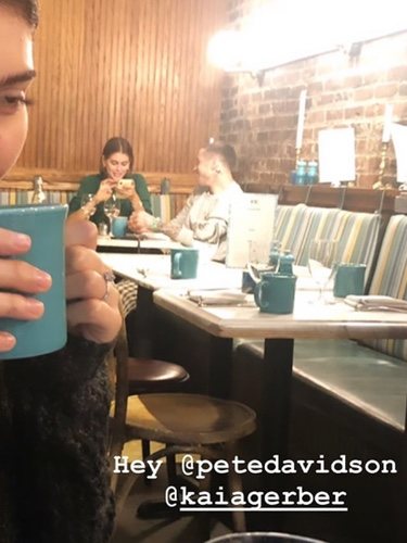 Pete Davidson comiendo junto a Kaia Gerber / Foto: Instagram