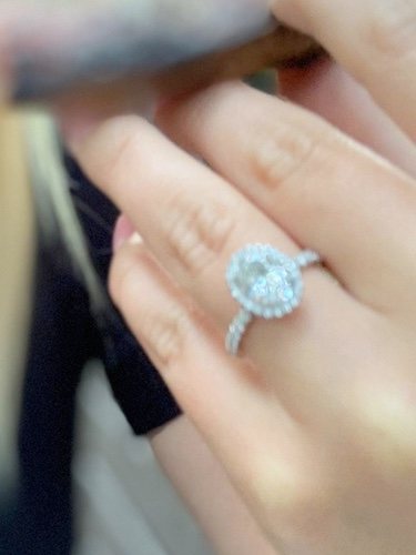 India Oxenberg enseña su anillo de compromiso / Instagram