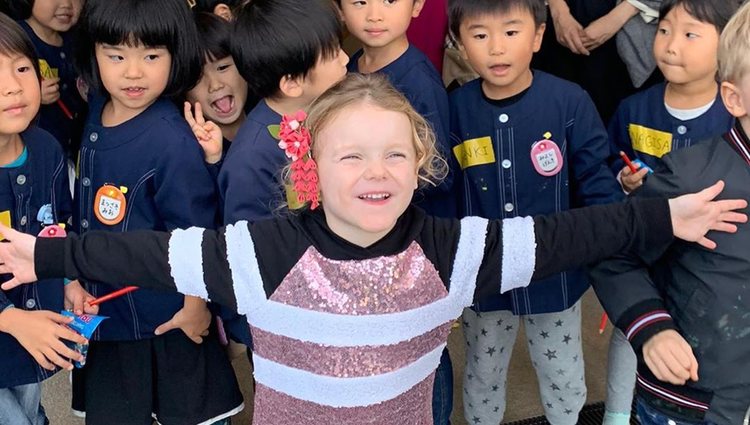 Gabriella de Mónaco muy feliz junto a niños japoneses/Foto: Instagram