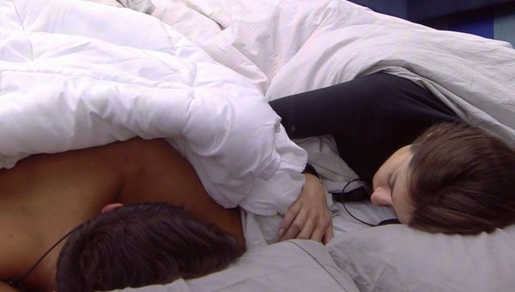 Adara y Gianmarco hablan en la cama | Foto: telecinco.es