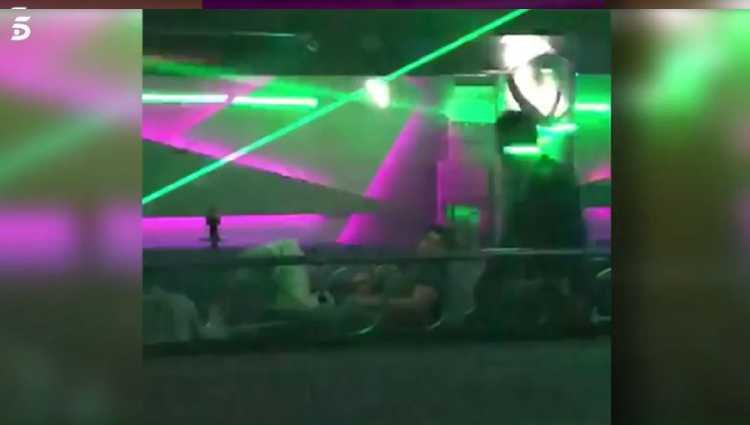 Diego Matamoros y Lola Ortiz tumbados en la discoteca/foto:telecinco.es