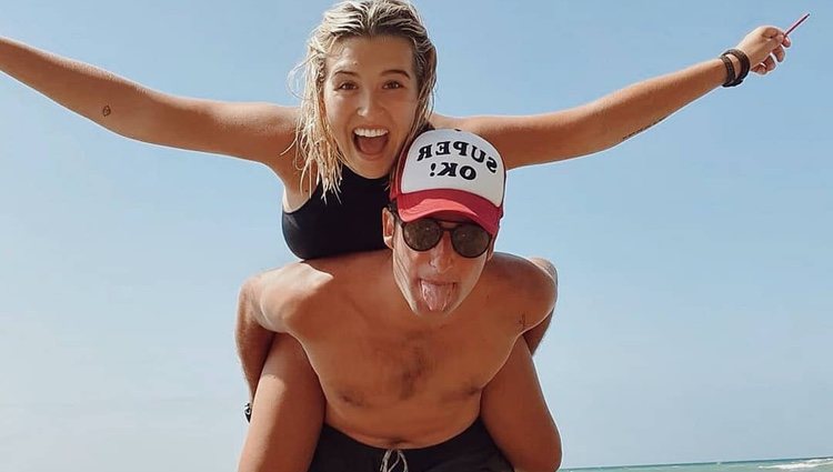 Alba Díez y su novio, Javier Calle, disfrutando en la playa / Foto: Instagram