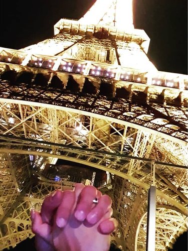 Las manos de Aneth y su novio en París/Foto: Instagram