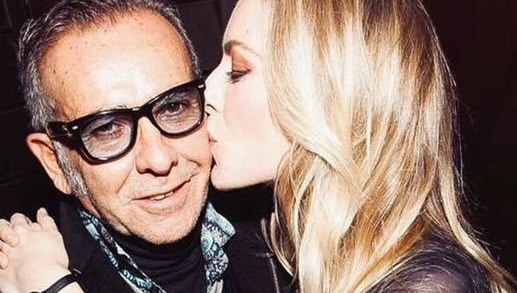 Kira Miró dando un beso a su padre/ Foto: Instagram