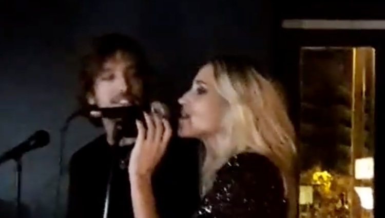 Ana Fernández y Adri Roma cantando juntos/ Foto: Instagram