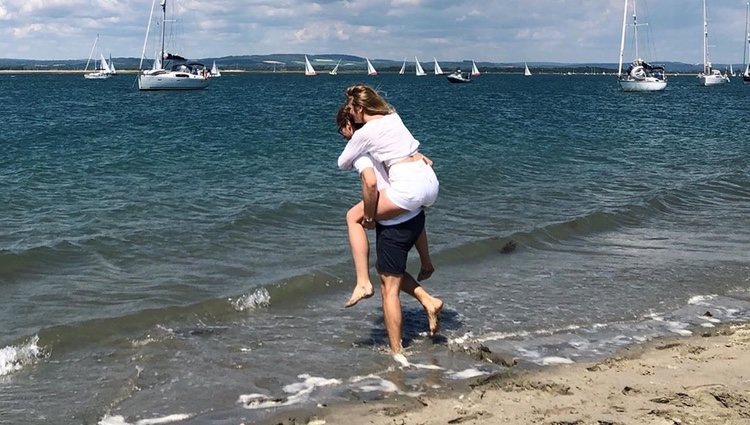 Flora Ogilvy y su prometido, Timothy Vesterverg, disfrutando del mar / Foto: Instagram