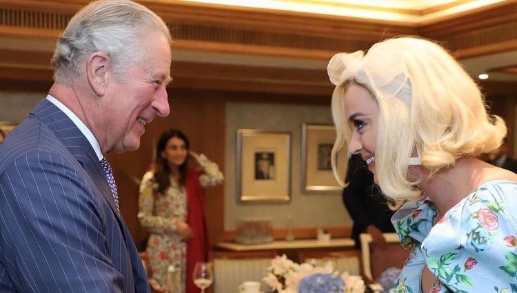 El Príncipe Carlos y Katy Perry, saludándose en India / Foto: Instagram