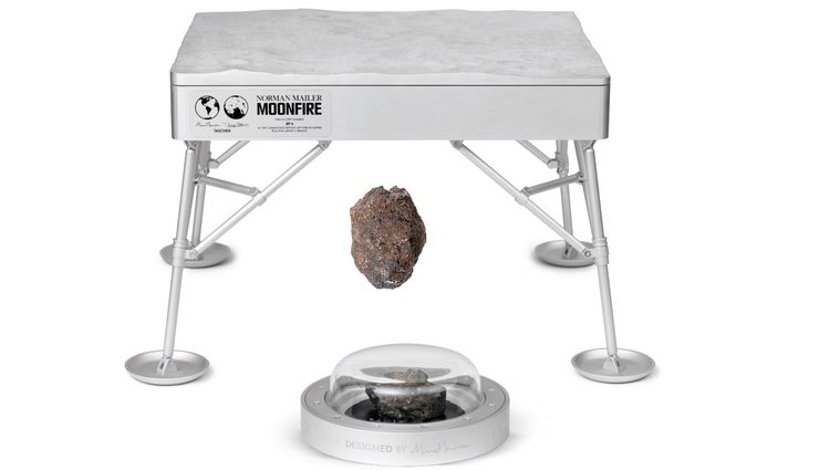 Estuche inspirado en el Apollo 11 LEM y una pieza real de meteorito lunar / Foto: Taschen.com
