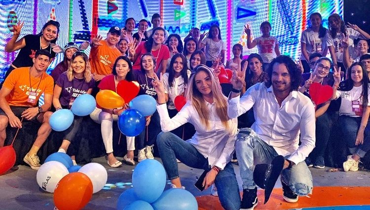 Mario Cimarro junto a su novia en un programa de la televisión paraguaya/ Foto: Instagram