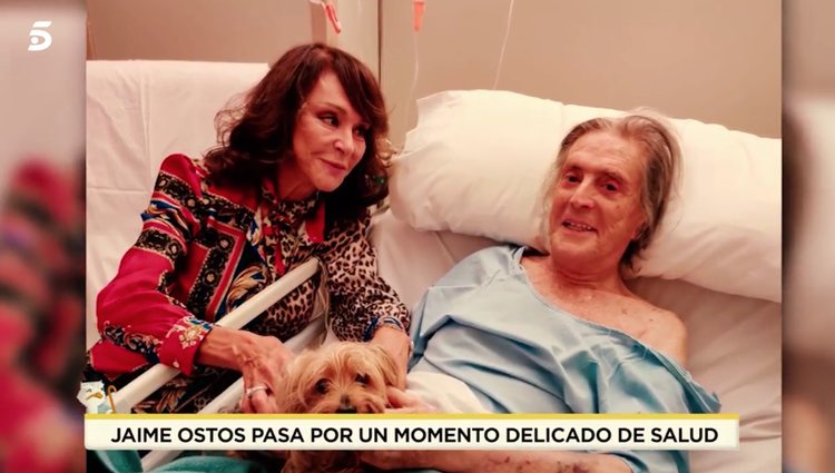 Jaime Ostos en el hospital acompañado de su mujer/Foto: telecinco.es