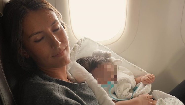 Ana Boyer con su bebé Miguel en un avión/ Foto: Instagram
