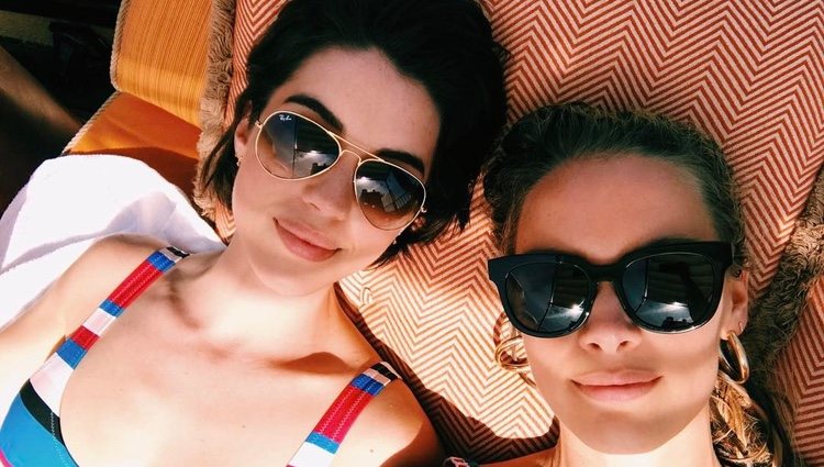 Rachel Skarsten y Adelaide Kane juntas disfrutando del sol| Instagram