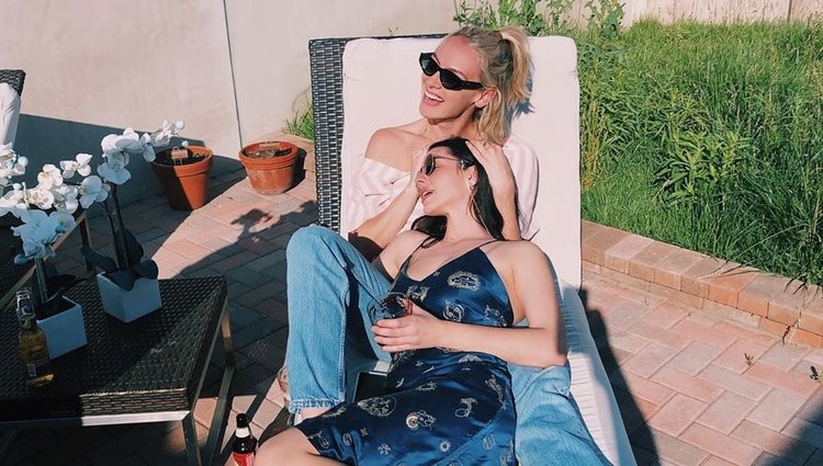 Rachel Skarsten y Adelaide Kane juntas tomando una cerveza| Instagram
