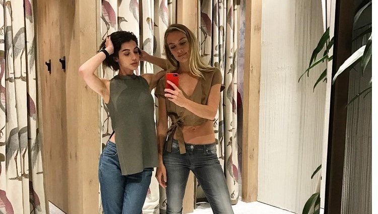 Rachel Skarsten y Adelaide Kane juntas de compras| Instagram