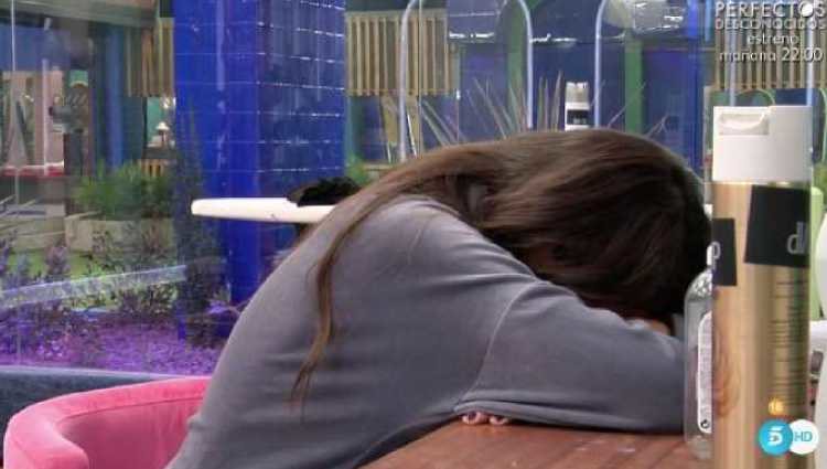 Estela Grande llorando en el baño/foto:telecinco.es