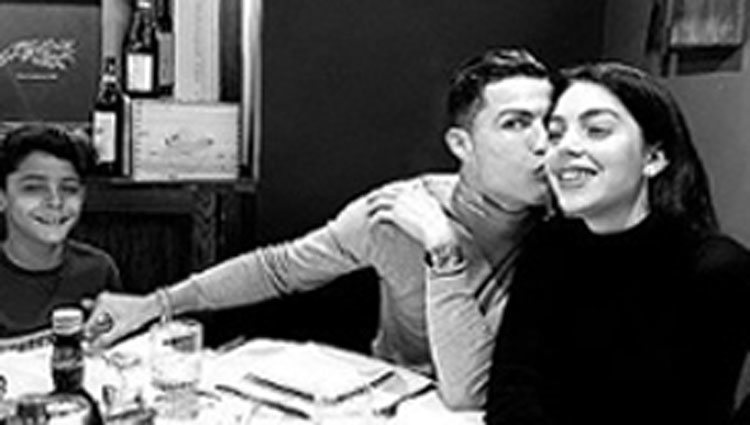Cristiano dando un beso a Georgina Rodríguez en la mejilla/ Foto: Instagram
