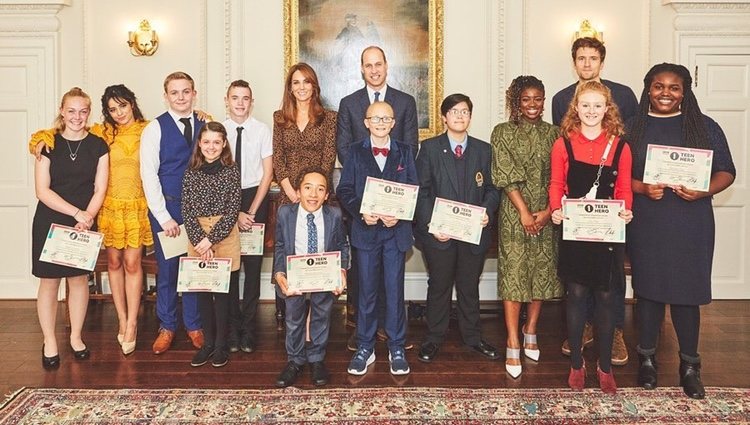 Camila Cabello con los Duques de Cambridge y los finalistas de los premios 'BBC Radio Teen Heroes' | Foto: Instagram