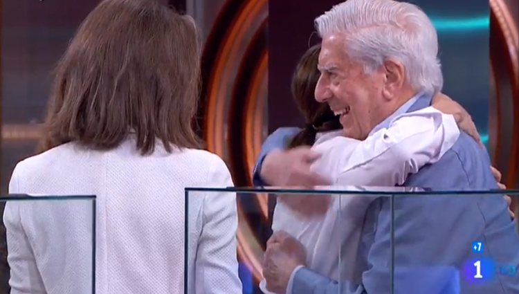 Tamara Falcó y Mario Vargas Llosa se abrazan - Fuente: Rtve.es