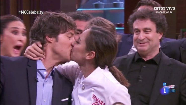 Tamara Falcó besando a Jordi Cruz en la boca | RTVE.es