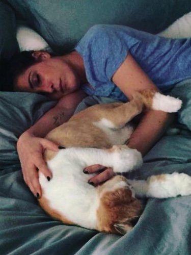 Malú, descansando junto a uno de sus gatos |Foto: Instagram