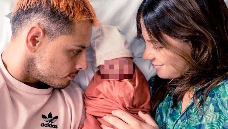 Chicharito y Sarah Kohan con Noah horas después de su nacimiento / Instagram