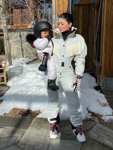 Kylie Jenner y su hija Stormi en la </p><p>nieve/Instagram