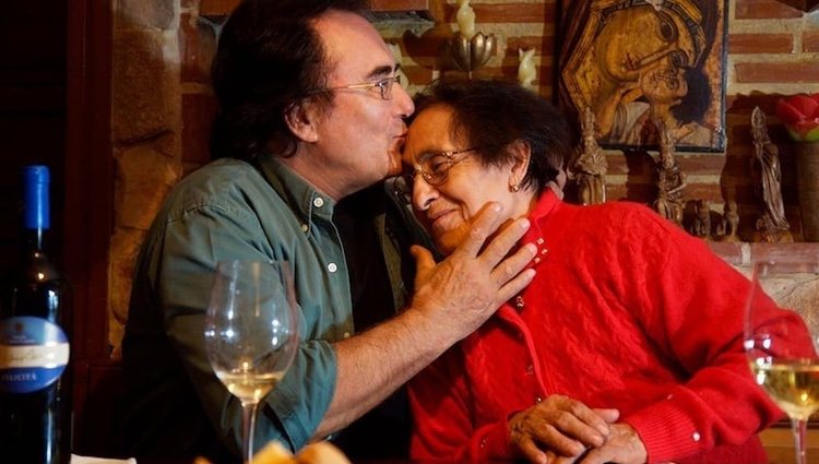 Al Bano besando a su madre por su cumpleaños | Foto: Instagram