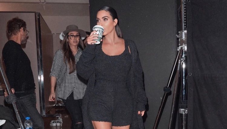 Kim Kardashian promocionando el nuevo producto de su marca Skims/ Foto: Instagram