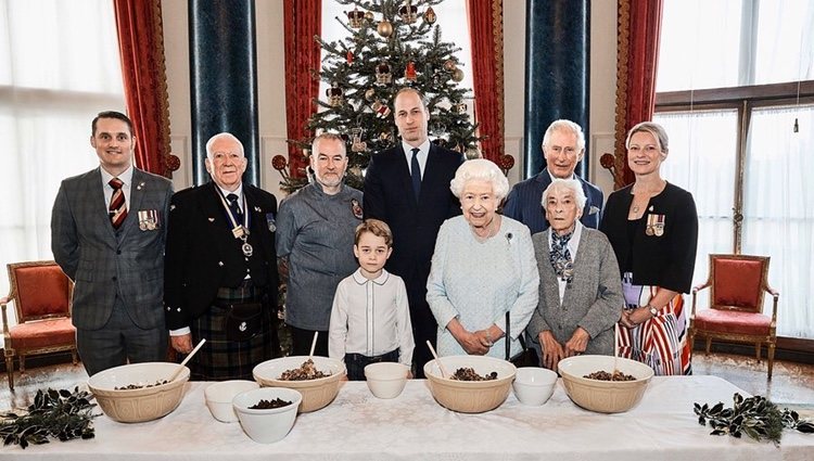 La Reina y los Príncipes Carlos, Guillermo y Jorge con miembros de la Royal British Legion