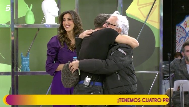 Caparrós padre e hijo abrazándose en el plató de 'Sálvame' / Telecinco.es