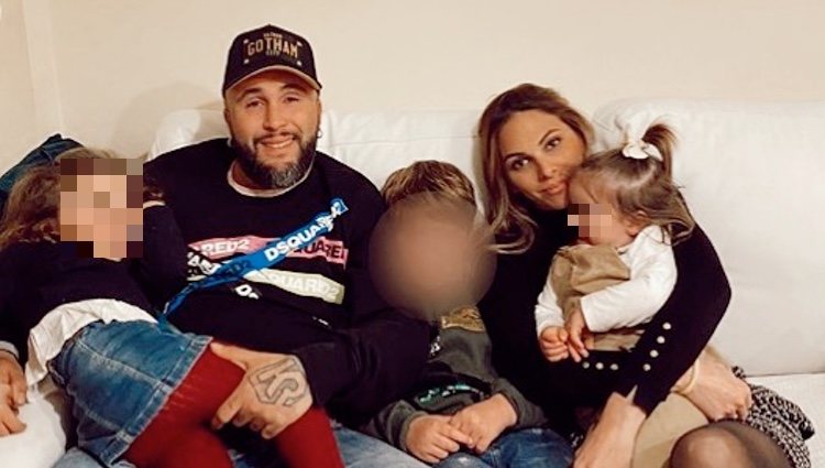 Kiko Rivera posando con su mujer y sus tres hijos / Instagram