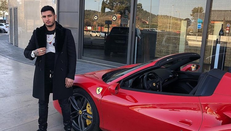 Omar Montes posando con su Ferrari/ Foto: Instagram