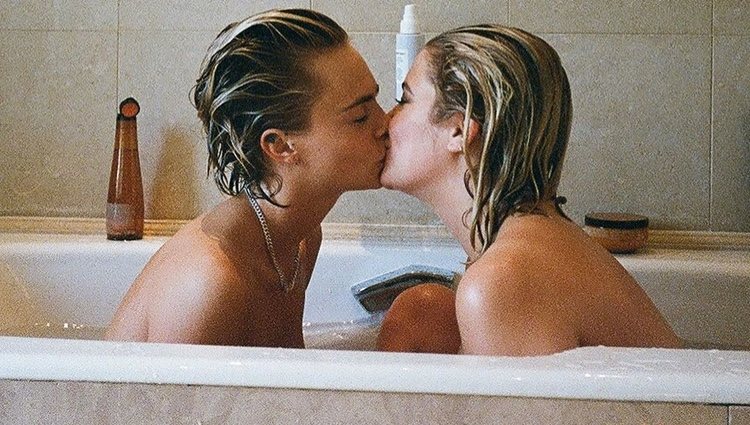 Cara Delevingne y Ashley Benson besándose en una bañera/ Foto: Instagram
