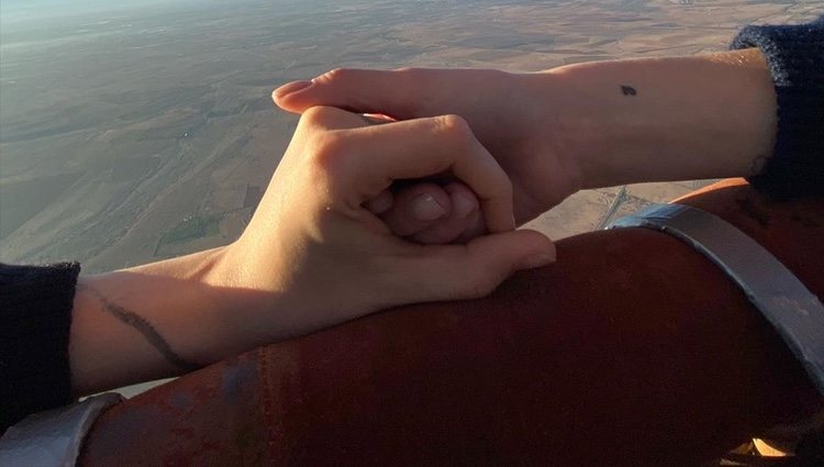 Las manos de Cara Delevingne y Ashley Benson unidas/ Foto: Instagram