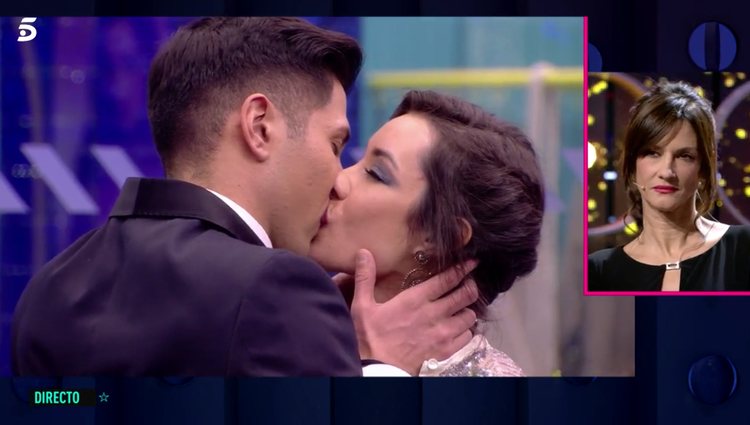Adara y Gianmarco volvieron a fundirse en un beso en pleno directo | Foto: Telecinco.es