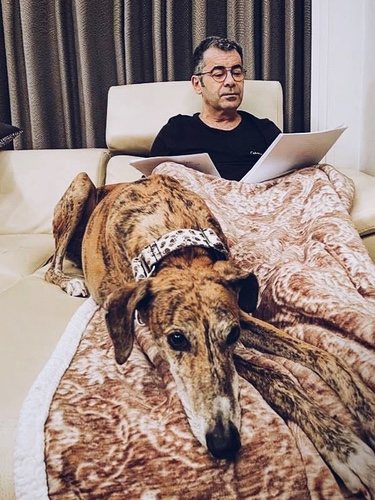 Jorge Javier Vázquez posando en el sofá de su casa/Instagram