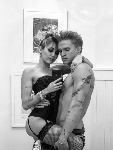 Miley Cyrus y Cody Simpson posando muy sexy/Instagram