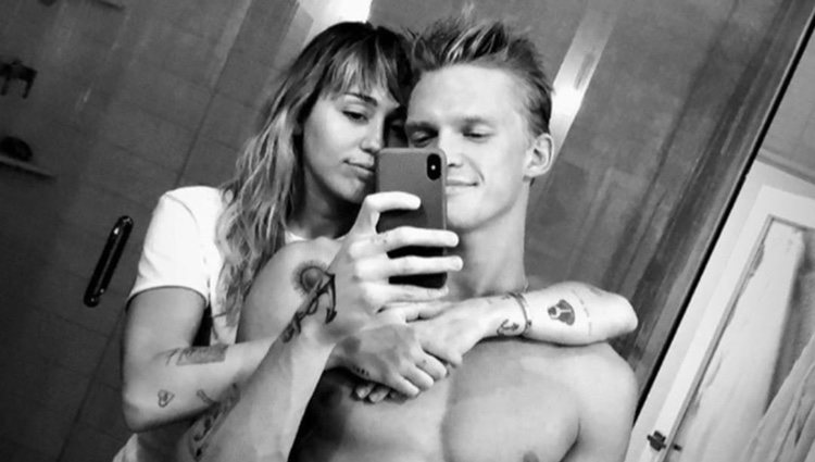 Miley y Cyrus y Cody Simpson muy cariñosos/Instagram