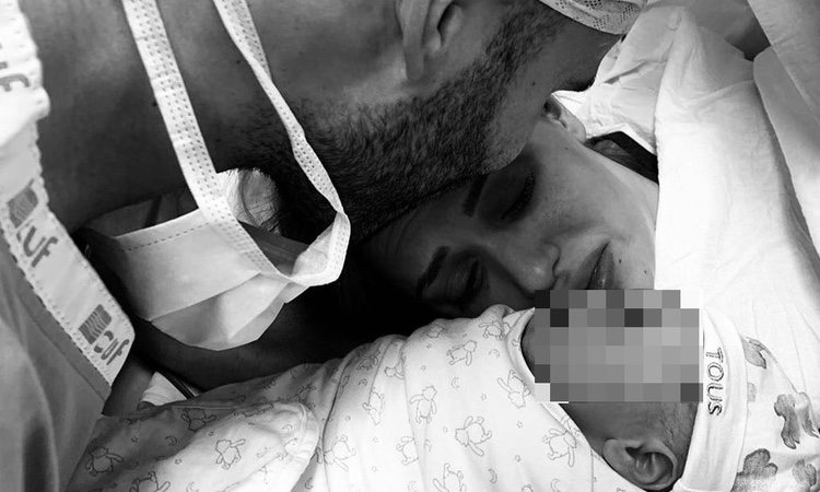 Jesé comparte esta foto con su hijo recién nacido y Janira Barm | Instagram