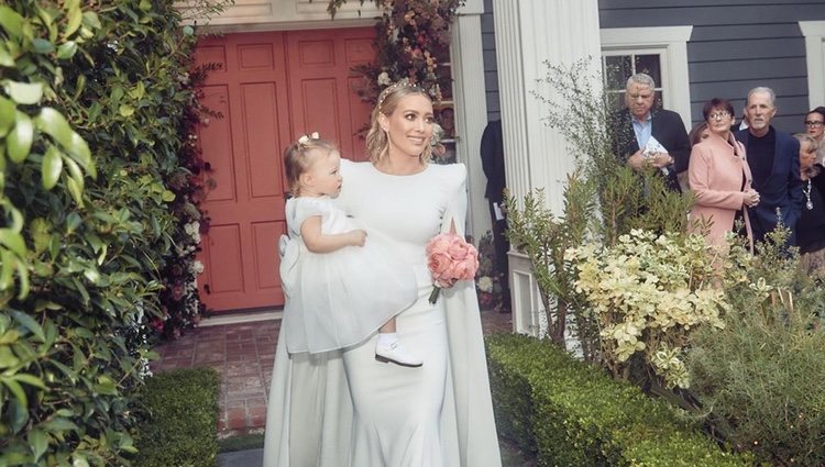 Hilary Duff caminando hacia su futuro marido con su hija Banks/Instagram