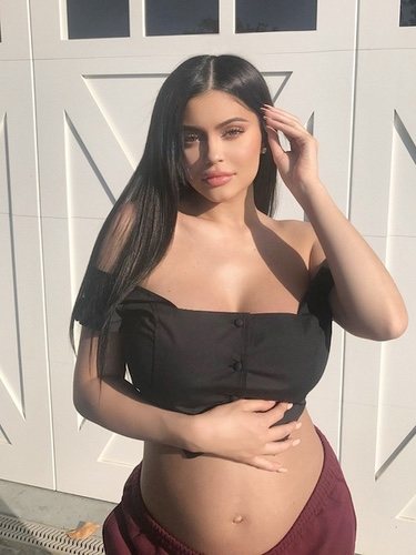 Kylie Jenner presumiendo de embarazo / Instagram