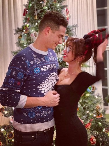 Sarah Hyland y Wells Adams posando en Navidad/Instagram