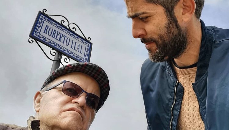 Roberto Leal con su padre en la calle que lleva su nombre | Instagram