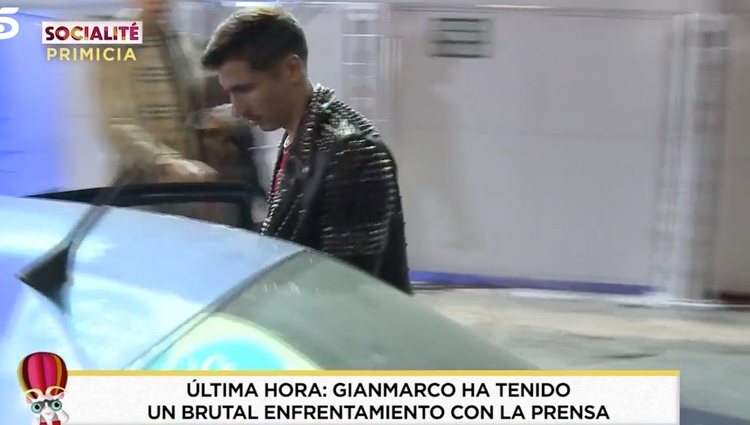 Gianmarco, con mal gesto entrando en el coche | Foto: telecinco.es